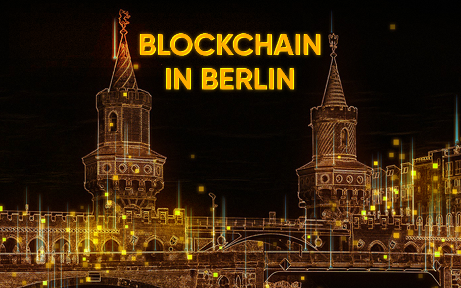 Oberbaumbrücke in Berlin mit dem Schriftzug "Blockchain in Berlin" darüber